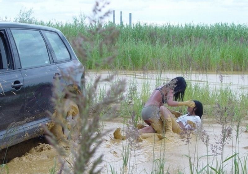 Девушки застряли в грязи