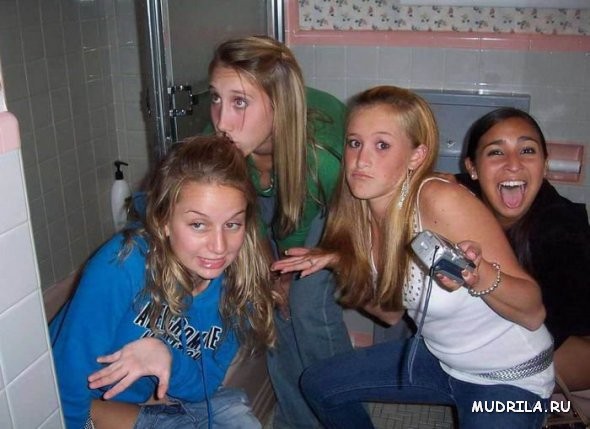 Девочки в туалете фото