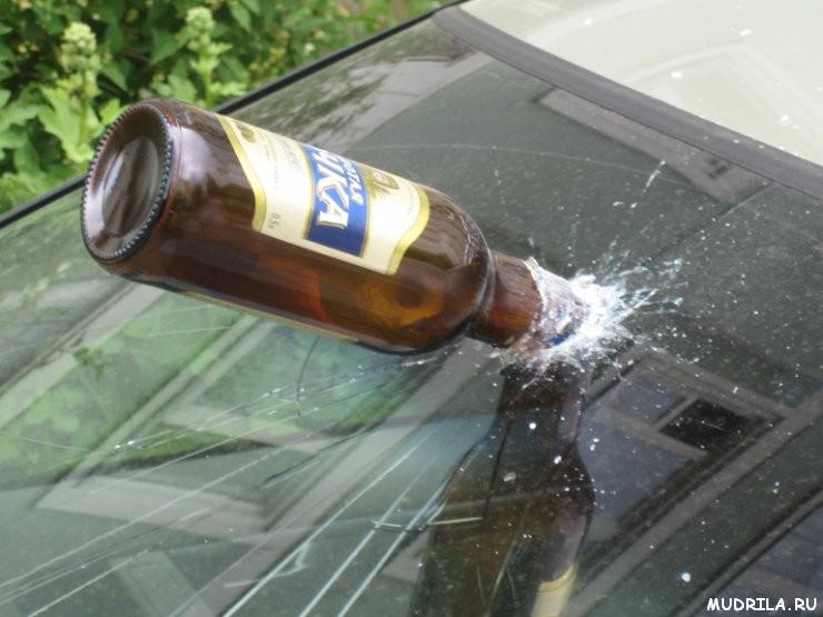 Бутылка пива проткнула лобовое стекло автомобиля