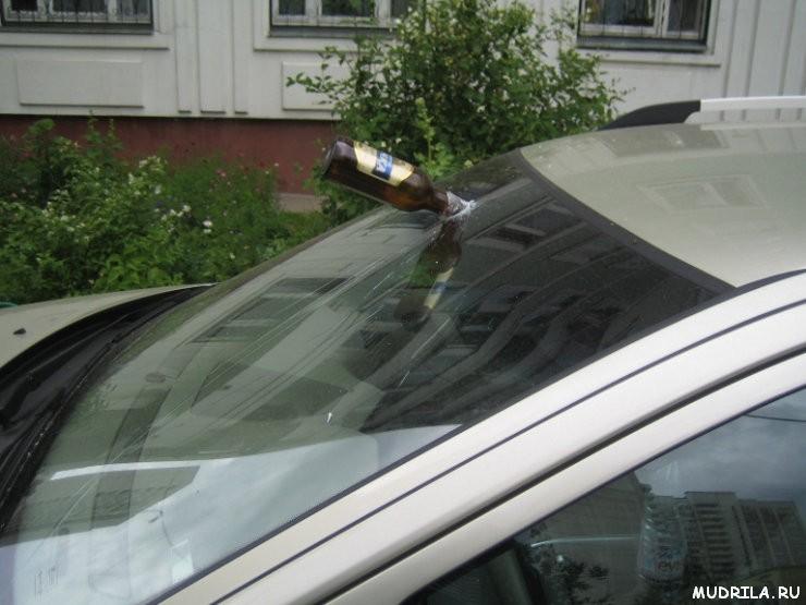 Бутылка пива проткнула лобовое стекло автомобиля