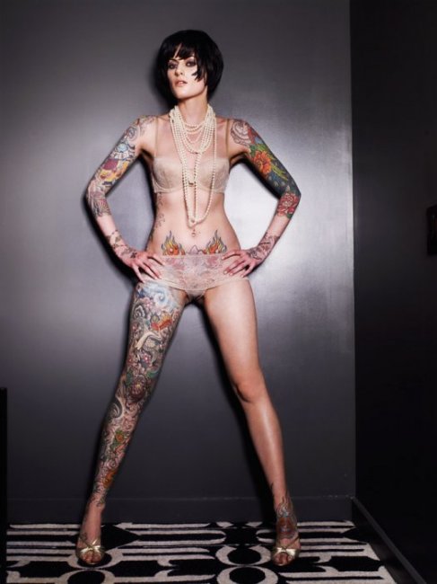Татуировки на красивом женском теле