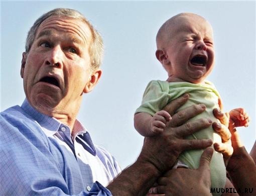 Буш держит ребенка