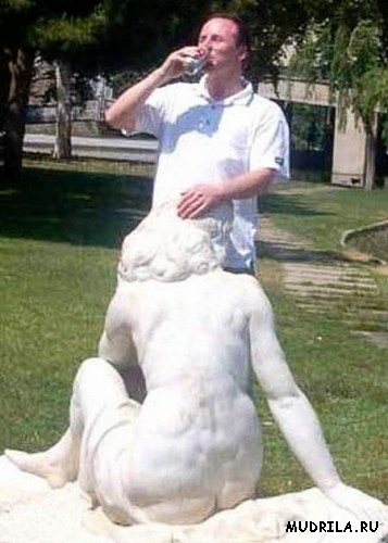 Туристы развлекаются со статуями
