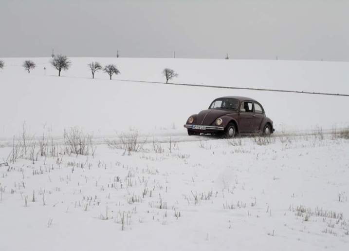 Девушки застряли в снегу на крутых автомобилях