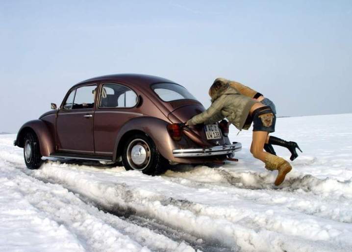 Девушки застряли в снегу на крутых автомобилях