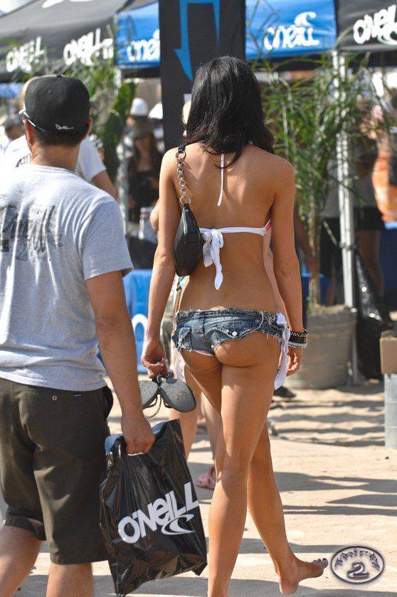 Девушка на пляже.Вызывающие шорты