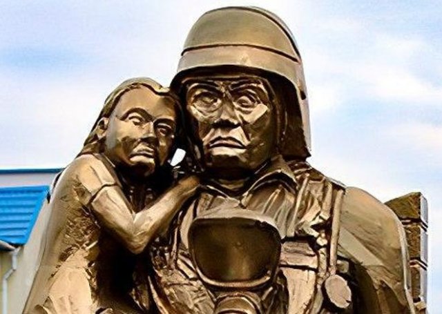 В Белоруссии установили памятник сотрудникам МЧС, пугающий прохожих