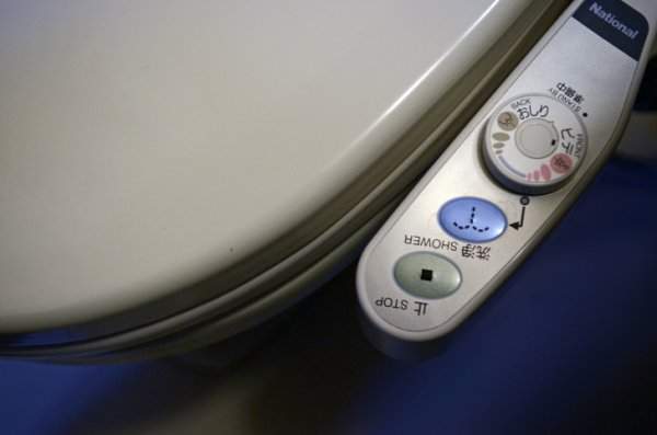 В японских общественных туалетах, унитазы измеряют пульс