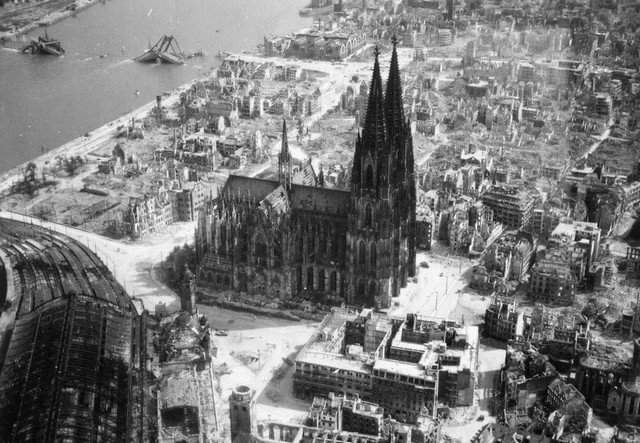 Рядом с Кельнским собором взорвалось 14 снарядов во времена Второй мировой. Но он не разрушился.