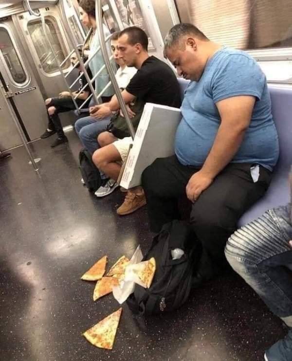 Мужчина заснул в метро и уронил пиццу