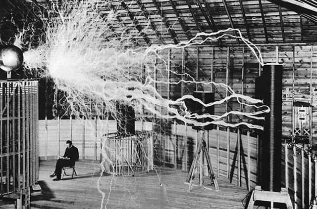 Никола Тесла и его &quot;усиливающий передатчик&quot; в лаборатории.