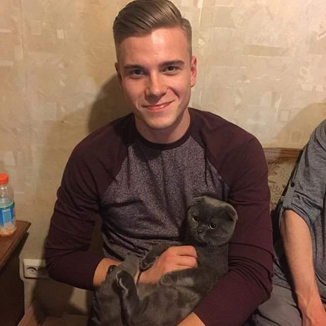 Егор Крючков - хакер, который пытался взломать завод Tesla Илона Маска в квартире с котом в руках