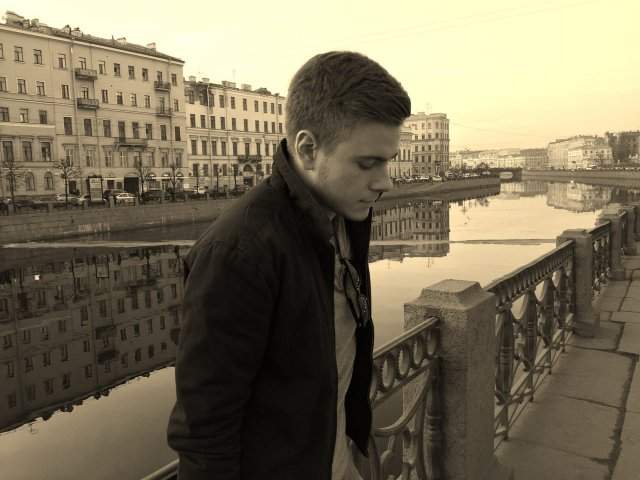 Егор Крючков - хакер, который пытался взломать завод Tesla Илона Маска в черной куртке на набережной в Петербурге