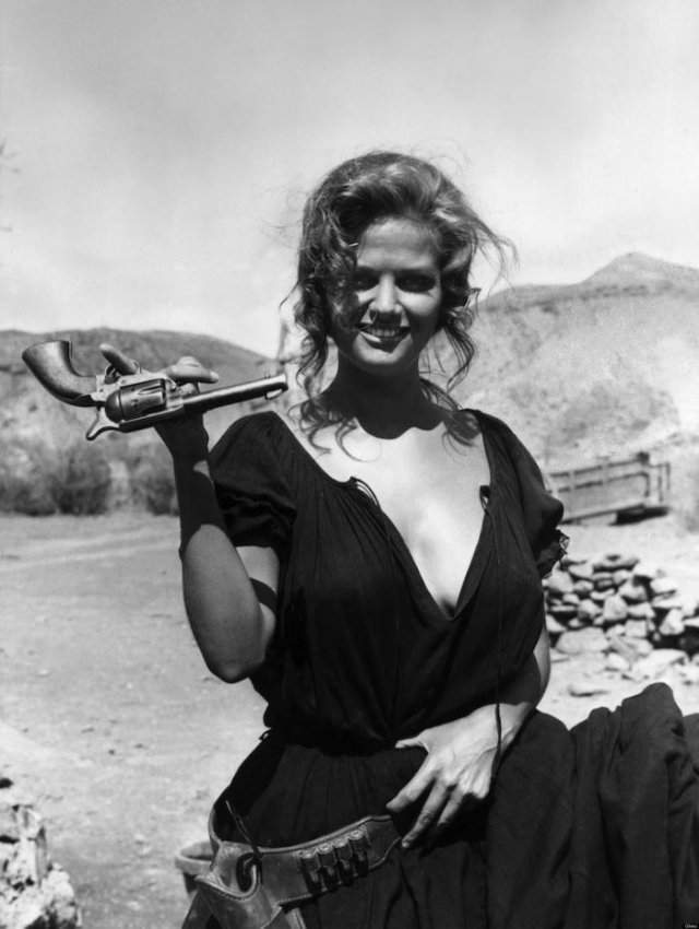 Клаудия Кардинале на съемках фильма «Однажды на Диком Западе». Италия, 1968 год.