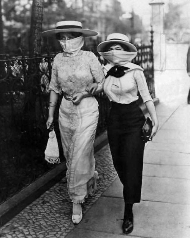 Две девушки стараются обезопасить себя от вируса испанского гриппа, 1918 год.