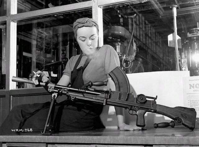 Вероника Фостер, известная как «The Bren Gun Girl», позирует с готовым оружием Брен на заводе John Inglis &amp; Co. Канада, 1941 год.