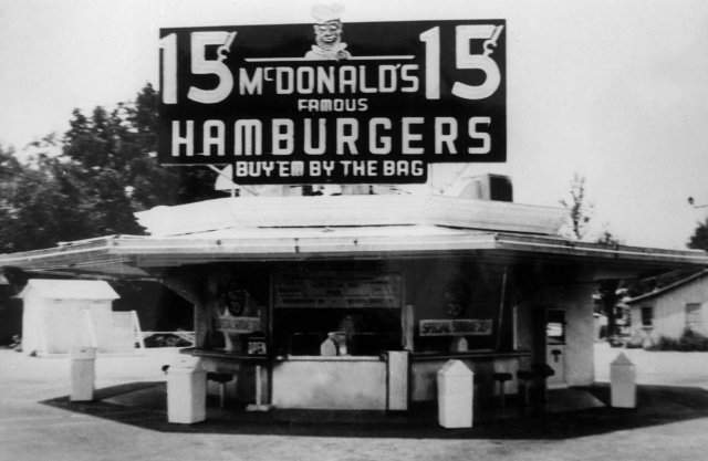 Первый МакДональдс в Сан Бернардино, штат Калифорния, открытый в 1940-oм году братьями Морисом и Ричардом МакДональдами.