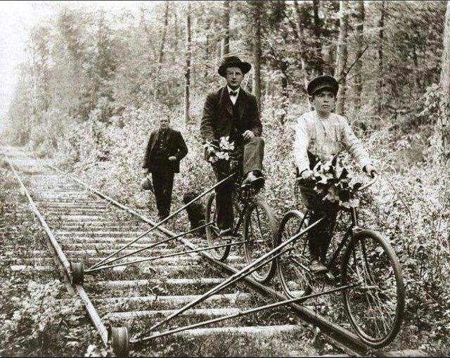 Велосипеды для езды по железнодорожным путям. Пелстон (Мичиган, США), 1910 год.