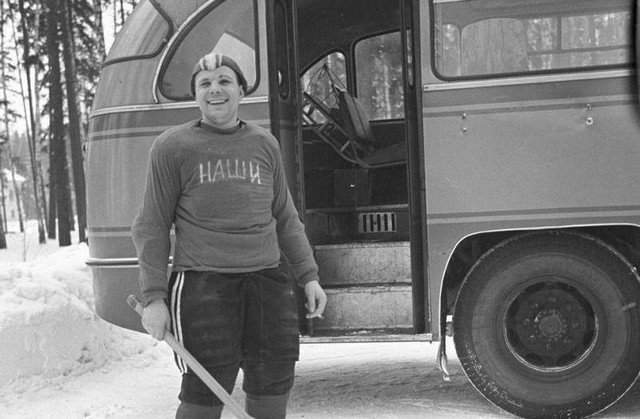 Капитан хоккейной команды космонавтов «Наши» Юрий Гагарин, 1963 год