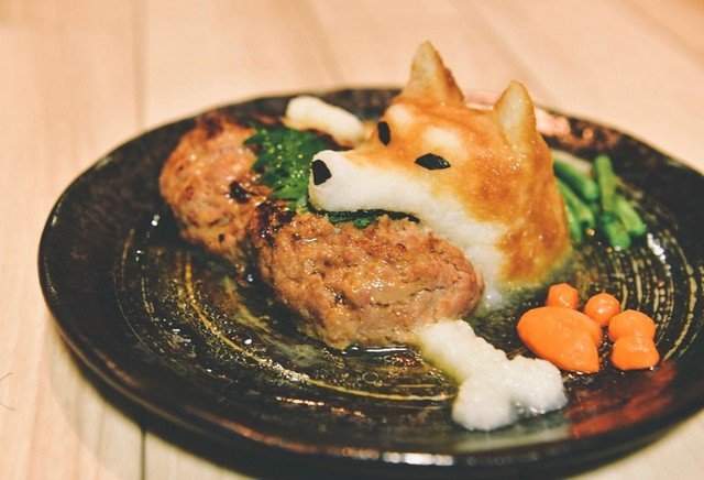 Японская еда в виде Хатико с косточкой