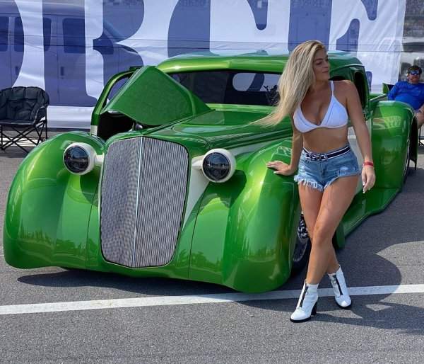 Девушка у зеленой машины