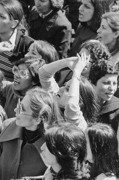 Иранские женщины протестуют против ношения хиджабов после Иранской революции 1979 года.