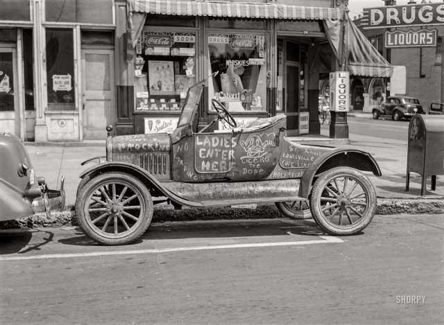 Автомобиль на главной улице в Луисвилле, штат Кентукки. Август 1940 года.