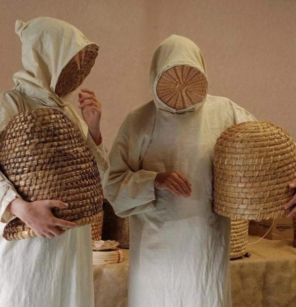 Средневековые костюмы пчеловодов