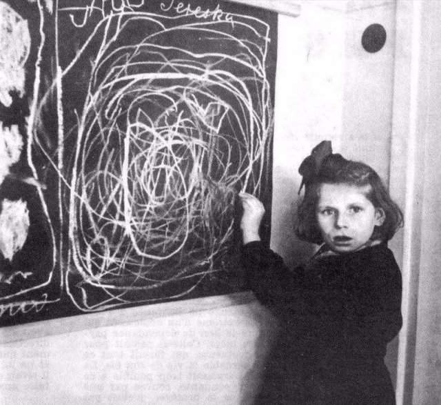Польская девочка, выросшая в концлагере, рисует свой дом. 1948 год