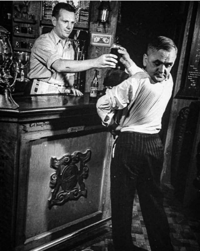 Мaртин Лорeлло – человeк, который умел поворaчивать голову на 180 градуcов, 1938 год.
