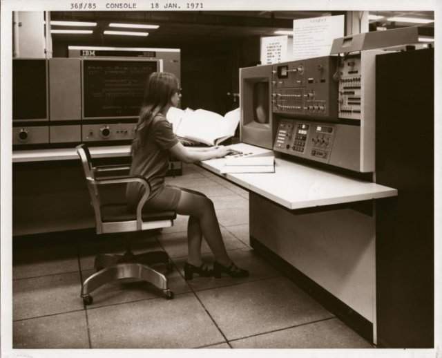 Девушка за IBM System/360 Model 85, США, 18 января 1971 года