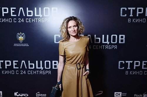 Мария Кисилева в золотом платье на премьере фильма &quot;Стрельцов&quot;