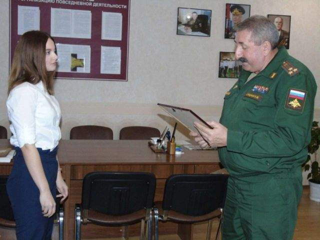 Анна Целикова получает награду