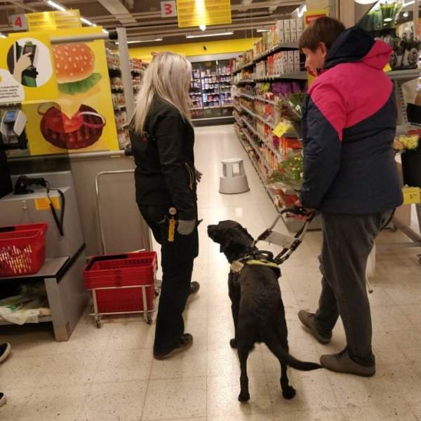 В финских магазинах продавцы помогают слепым делать покупки