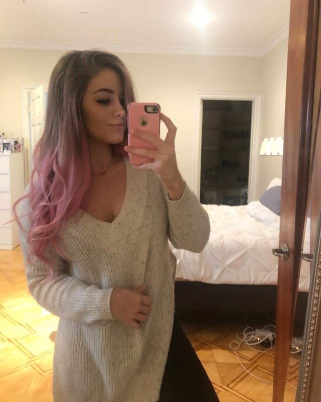 LuluLuvely с розовыми волосами