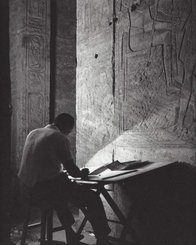 Археолог зарисовывает рельефы в храме Абу-Симбел. Египет, 1968 год.