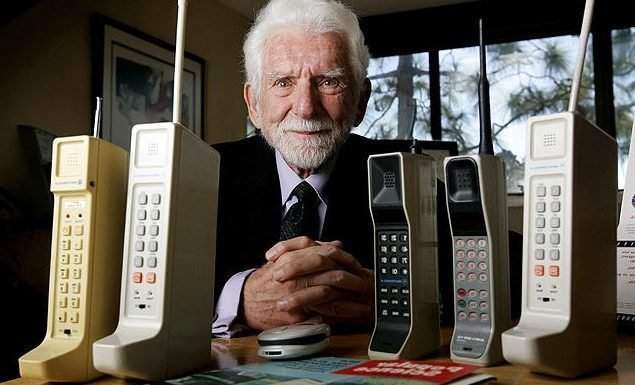 1973 году был выпущен первый портативный сотовый телефон