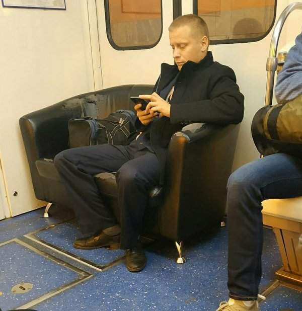мужчина на диване в метро