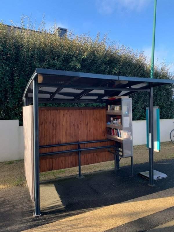 Автобусная остановка с мини-библиотекой во Франции