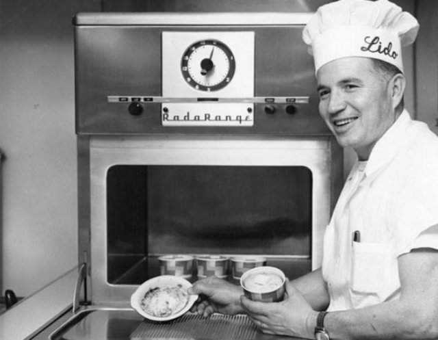Первая в мире СВЧ–печь «RadaRange», 1947 год, США
