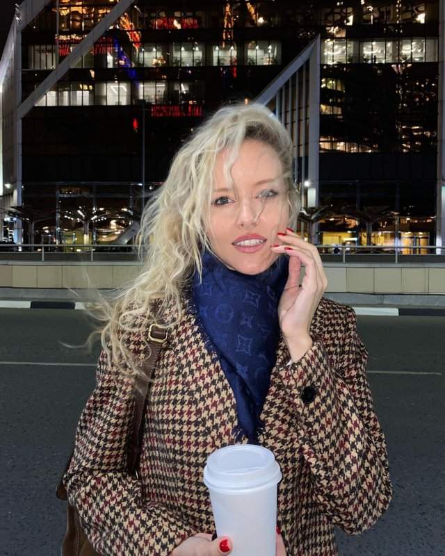 Мария Гончарук - жена ведущего Дмитрия Хрусталева в осенней одежде около Москва-Сити