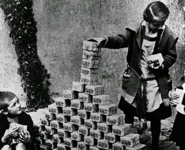 Дети играют пачками денег в период гиперинфляции., 1922 год