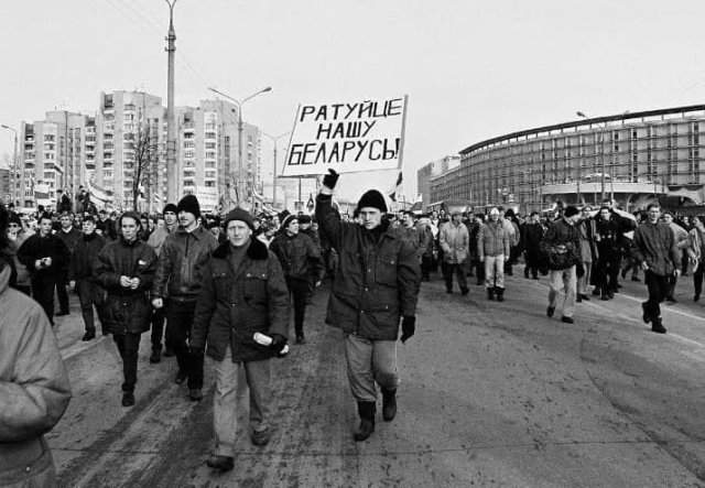 Митинг 2 апреля 1996-ого года. Минск, Беларусь.Перевод надписи на плакате: &quot;Спасите нашу Беларусь!
