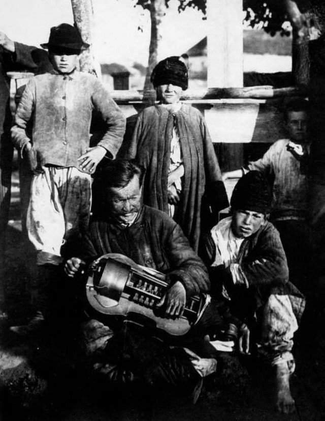 Слепой лирник и мальчик поводырь пытаются заработать, Полтавщина, 1910 год.