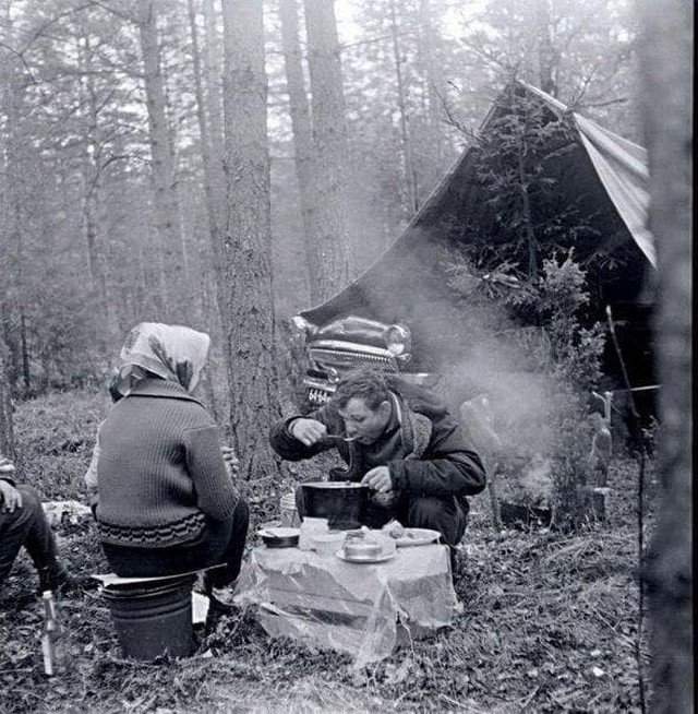 Юрий Гагарин во время пикника в лесу. 1962 год.