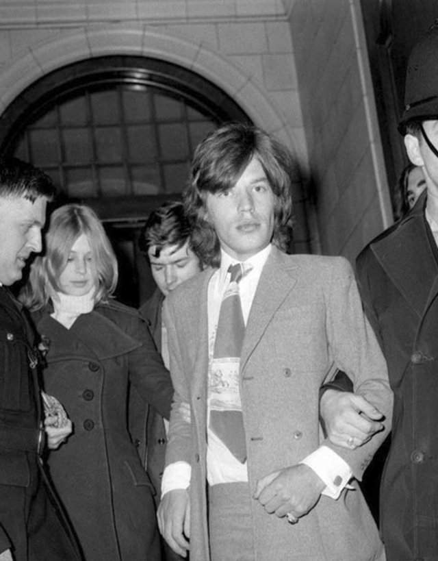 Мик Джаггер (The Rolling Stones) и Марианна Фэйтфулл арестованы за хранение наркотиков. 24 мая 1968 года.
