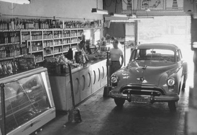 Drive–thru продуктовый, 1949 год, Лос–Анджелес, США