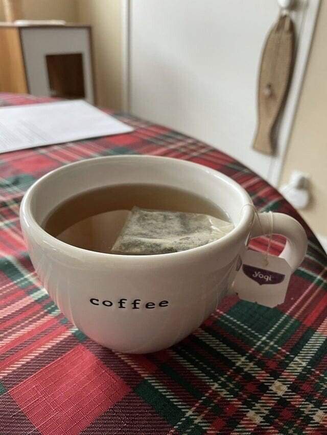 Чай в кружке для кофе