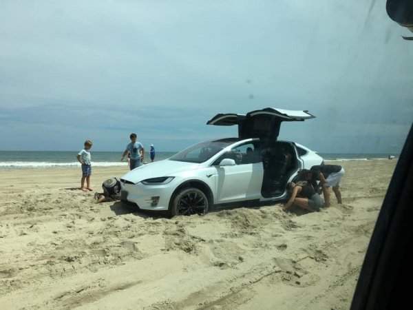 Когда решил похвастаться Tesla на пляже, но немного застрял