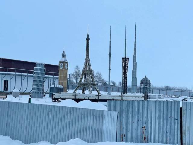 На трассе в Кирилловском районе Вологодской области обнаружились макеты башен со всего мира
